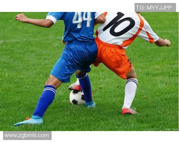 足球明星与卡通人物的奇妙碰撞展现梦想与激情的完美结合